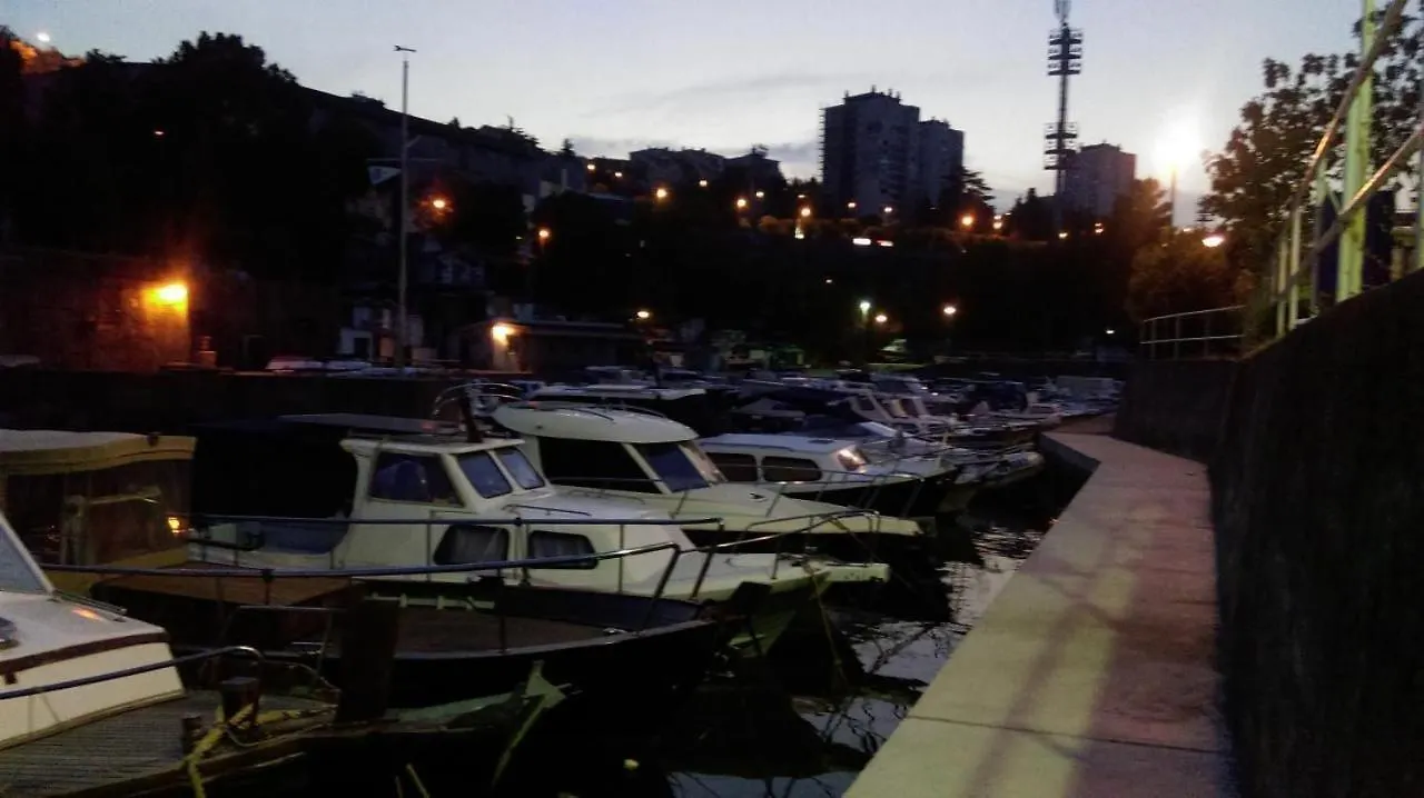 Wohnung In Rijeka Mit Terrasse Und Grill