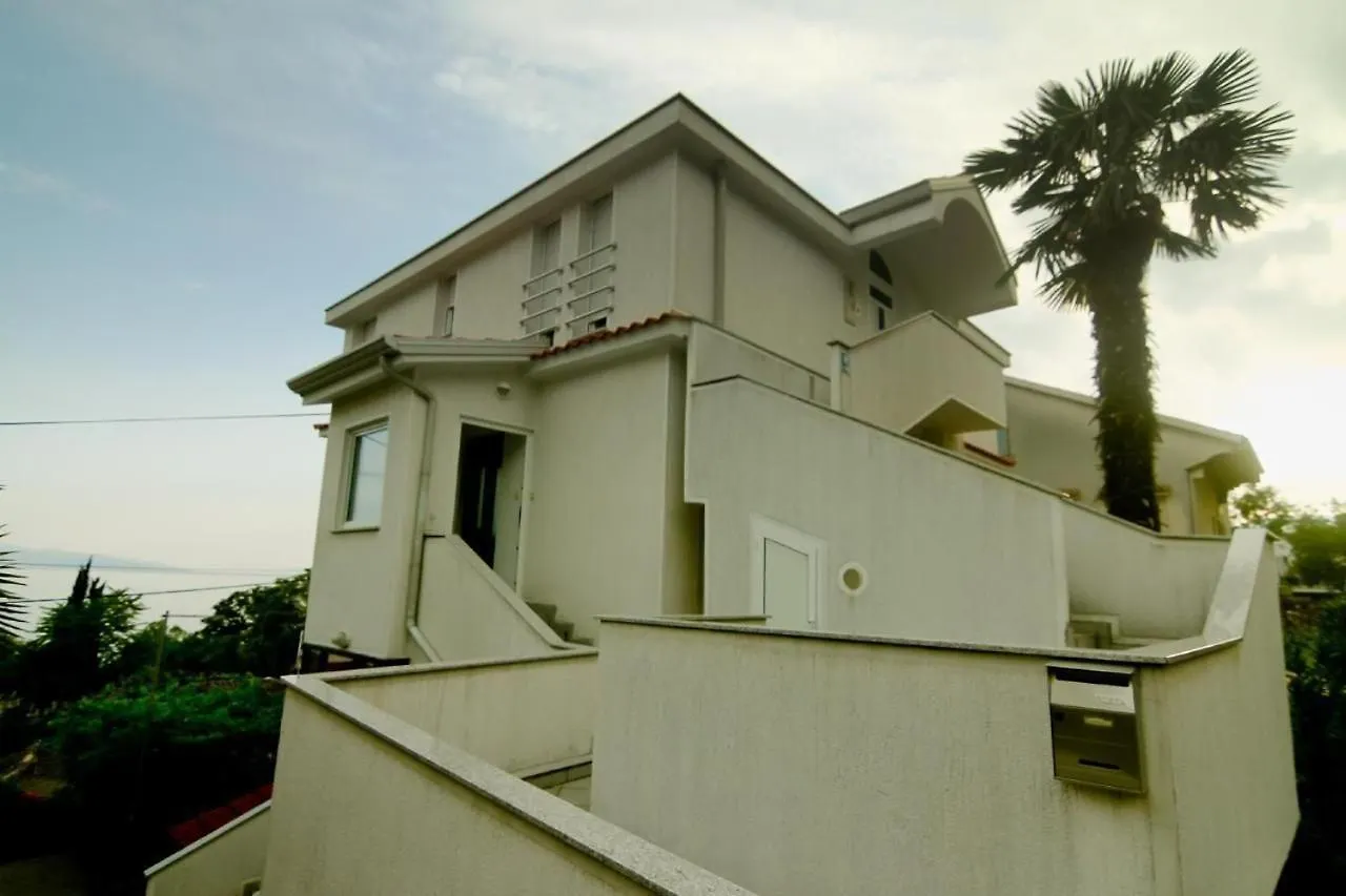 Wohnung In Rijeka Mit Terrasse Und Grill